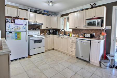 692 Rue des Sapins, Québec J9T 3N2, Canada