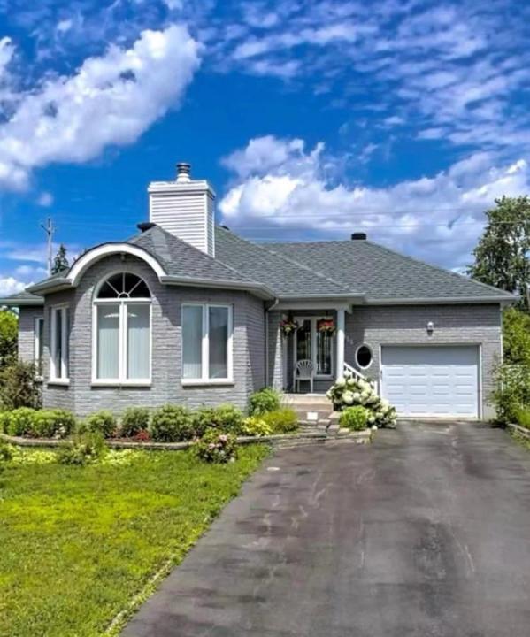 655A Rue Alfred-DesRochers, Boisbriand, كيبيك J7G 3K3, كندا