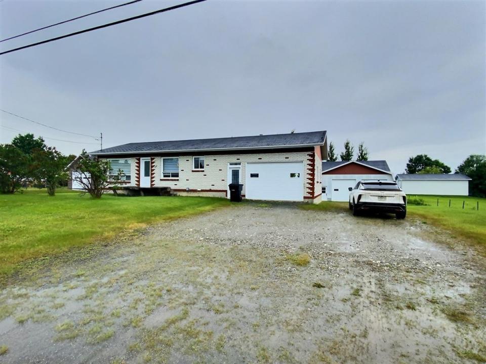 22  Rue de l'Église, Saint-Honoré-de-Témiscouata, Québec G0L 3K0, Canada