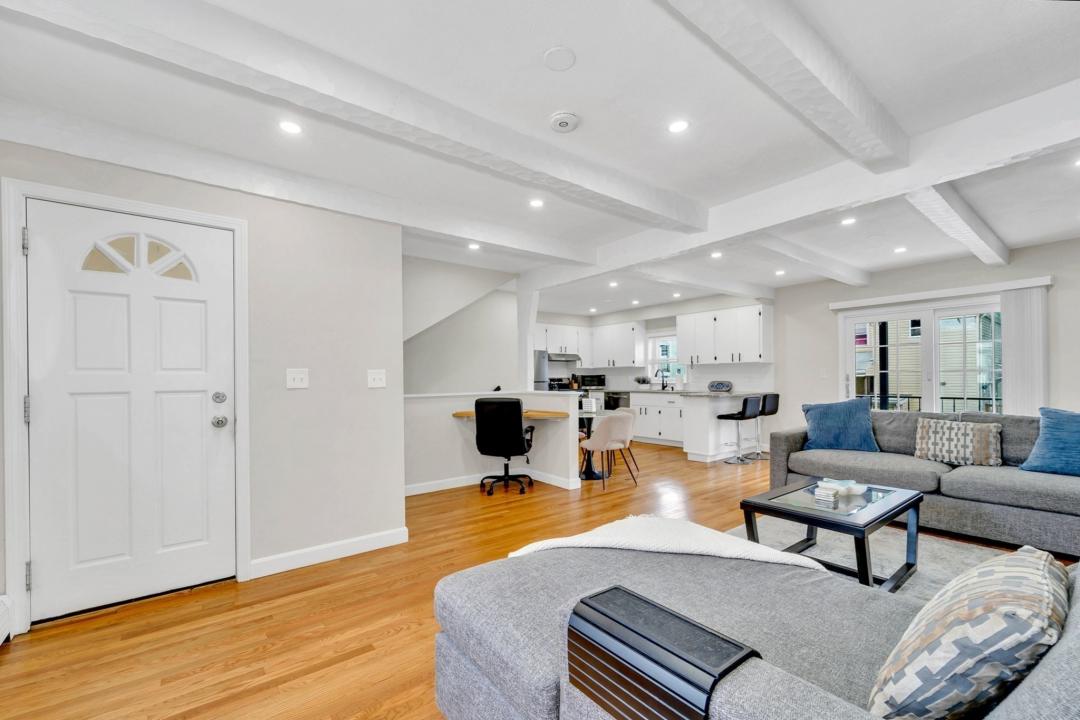 36 Saint Edward Road #2, East Boston, ماساتشوستس 02128, الولايات المتحدة