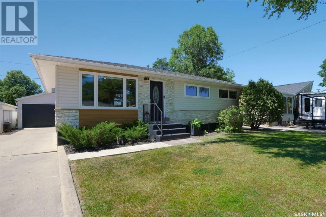 1050 GRAYSON CRESCENT, Moose Jaw, Saskatchewan S6H 3G1, Canada