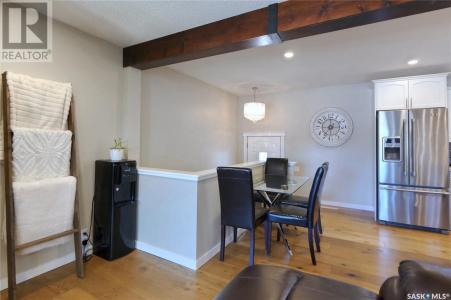 1050 GRAYSON CRESCENT, Moose Jaw, Saskatchewan S6H 3G1, Canada