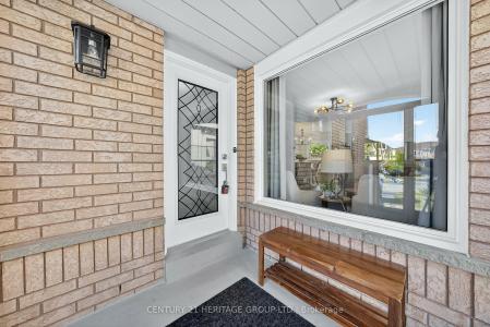 582 WALPOLE CRESCENT, Newmarket, Ontario L3X 2B4, Canada