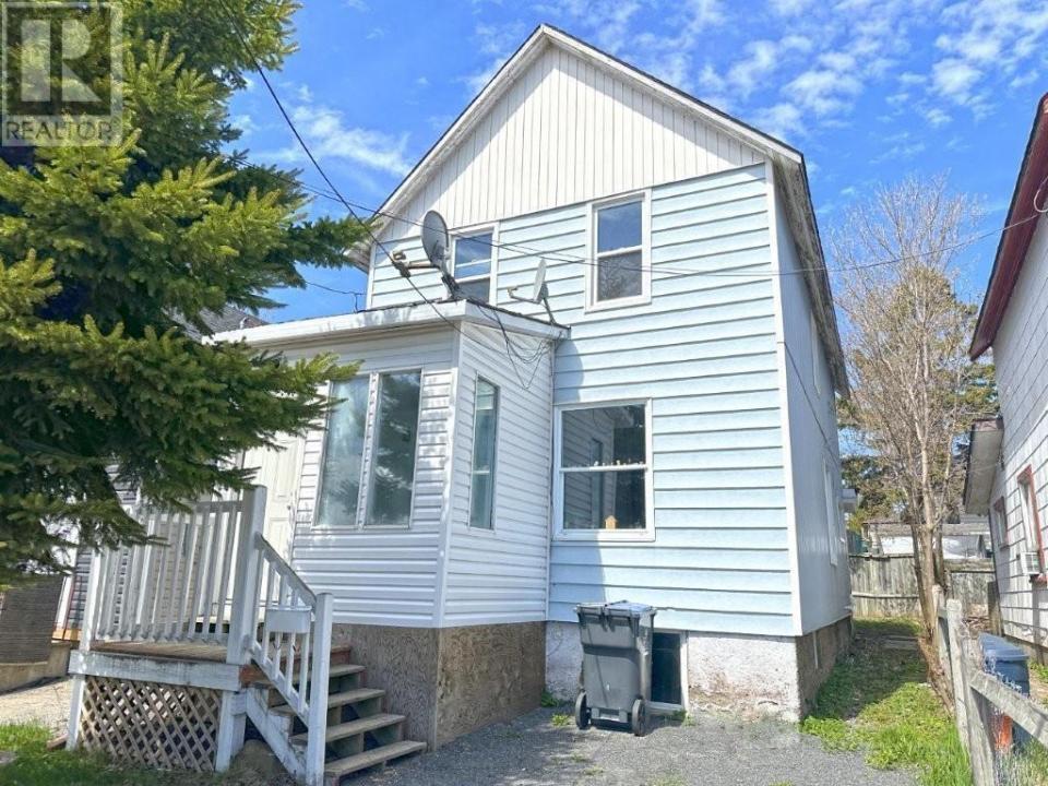 32 BENDELL STREET, Thunder Bay, Ontario P7A 4S7, Canada