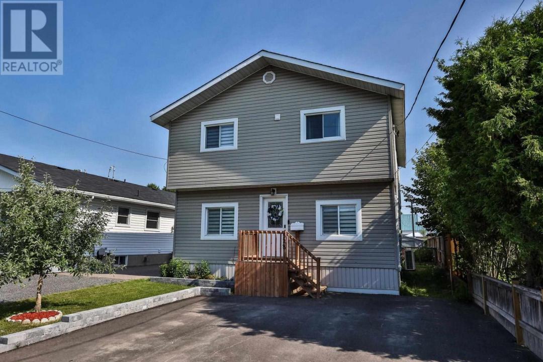 328 KINGSFORD RD, Sault Ste. Marie, Ontario P6C 2W4, CANADÁ