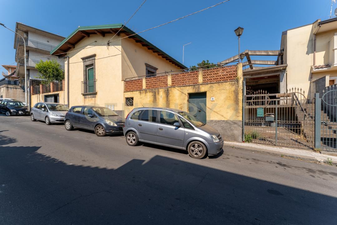 Via Capitano Navarria, San Pietro Clarenza, Sicilia 95030, Italia