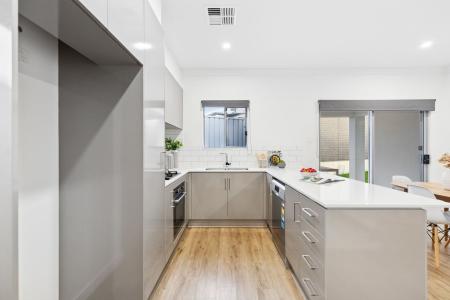 18 Russell Avenue, Seacombe Gardens, SA 5047, 오스트레일리아