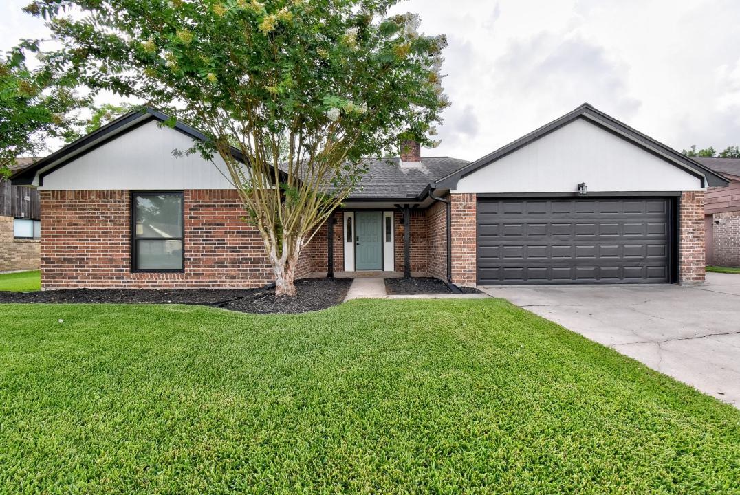 510 Daffodil Street, Lake Jackson, Texas 77566