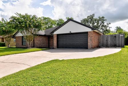 510 Daffodil Street, Lake Jackson, Texas 77566