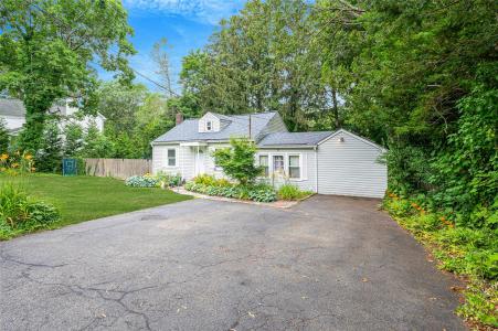 11 Amityville Road, Sound Beach, New York 11789, HOA KỲ