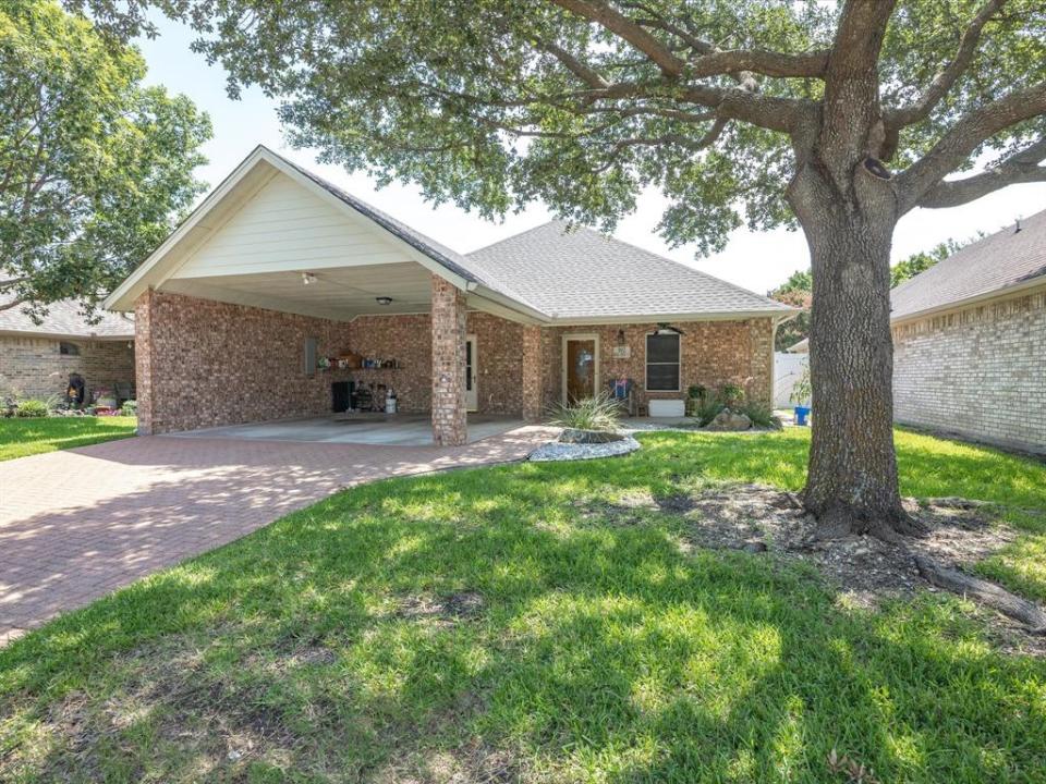 102 Royal Crest Court, Red Oak, Texas 75154