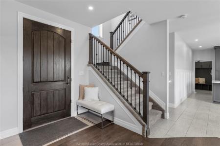 9 JOANEY LANE, Cottam, Ontario N0R 1B0, Canada