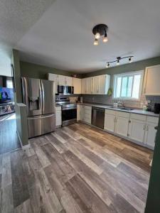 111 SITAR CRESCENT, Hinton, Alberta T7V 1S6, Canada
