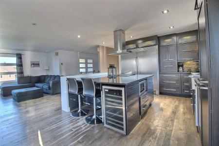 80  Av. Victor, Rouyn-Noranda, Quebec J0Z 1Y1, Canada