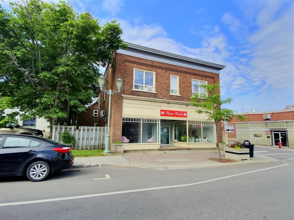 404 Rue LaFontaine, Rivière-du-Loup, Quebec G5R 3B7, Canada