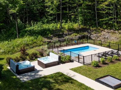 5125  Ch. du Parc, Orford, Quebec J1X 7N9, Canada