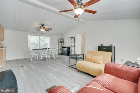 4258 Airline Parkway, Chantilly, Wirginia 20151, USA