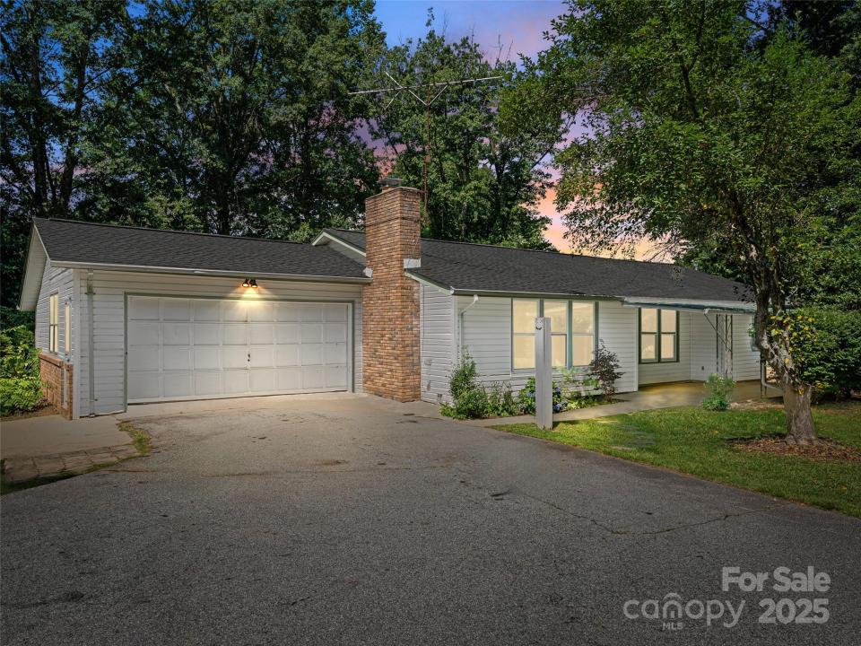 165 Crestview Drive, Hendersonville, Carolina Do Norte 28791, Estados Unidos