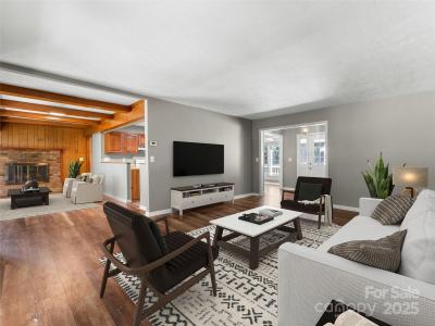165 Crestview Drive, Hendersonville, Carolina Do Norte 28791, Estados Unidos