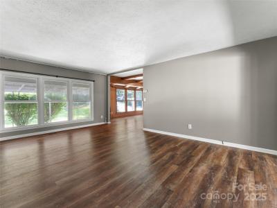 165 Crestview Drive, Hendersonville, Carolina Do Norte 28791, Estados Unidos