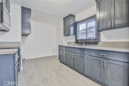 9218 Hooper Avenue, Los Angeles, California 90002, USA
