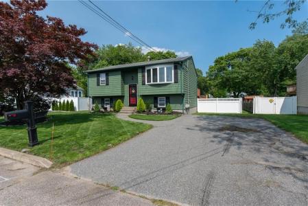 14 Gateway Court, Warwick, Rhode Island 02889