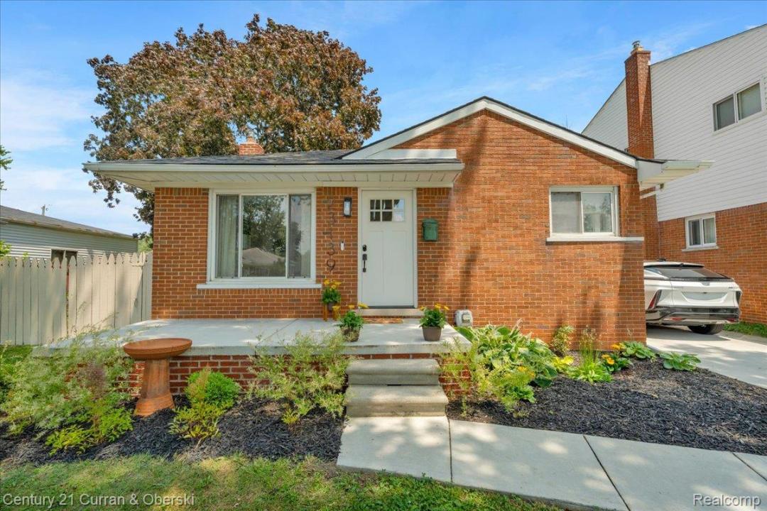 23139 Deziel Street, St. Clair Shores, Michigan 48082, USA