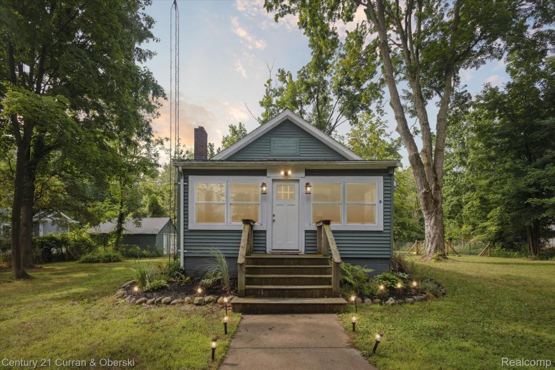7840 Forest Beach Road, Watervliet, Michigan 49098
