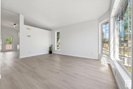 11453 9 AVENUE NW, Edmonton, Alberta T6J 6X8, Canadá