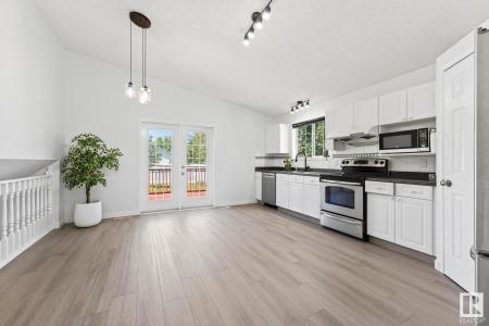 11453 9 AVENUE NW, Edmonton, Alberta T6J 6X8, Canadá