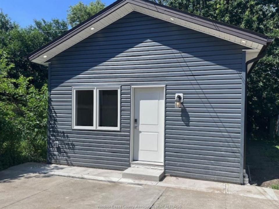 1227 CURRY AVENUE, Windsor, Ontario N9B 2C8, Kanada