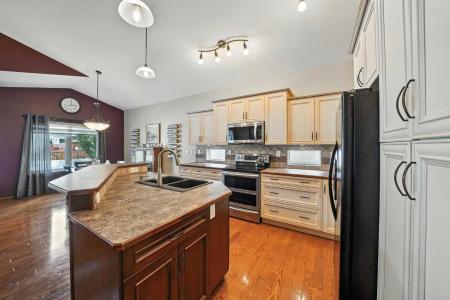 44 VAN DORP STREET, Red Deer, 앨버타주 T4R 0G3, 캐나다