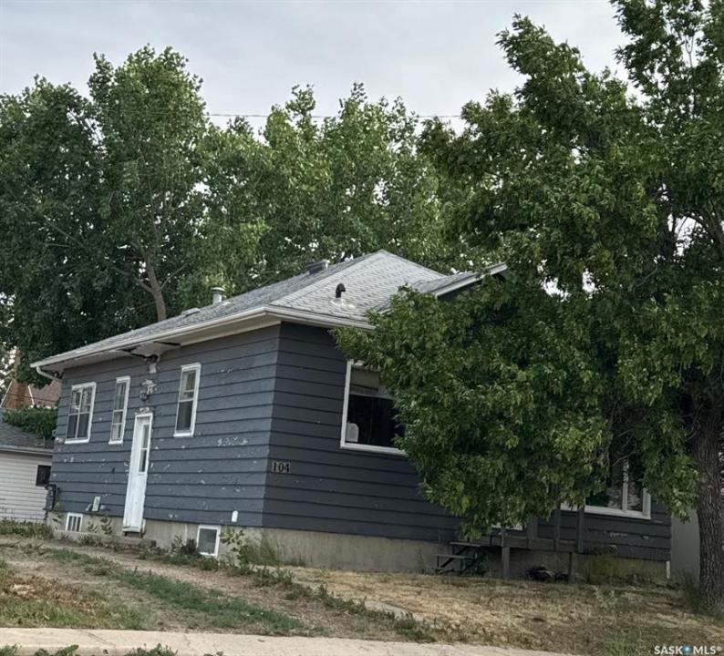104 2ND AVENUE W, Gravelbourg, Saskatchewan S0H 1X0, Canada