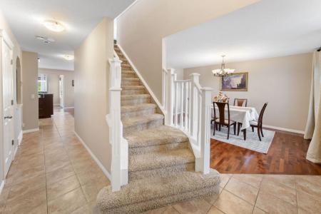 27 SAGE VALLEY COURT NW, Calgary, Alberta T3R 0E8, Canadá