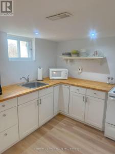 2 CRYSTAL CRESCENT, Toronto (long Branch), Ontario M8W 2Z7, Canada