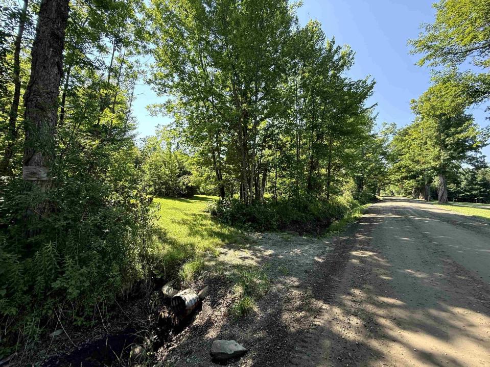 - Creek Road, Albany, Vermont 05820, Estados Unidos