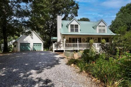 102 Tate Mill Ridge, Blairsville, Georgia 30512, USA