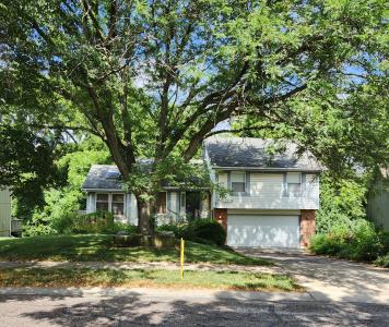 9318 Greenway Lane, Lenexa, Kansas 66215, USA