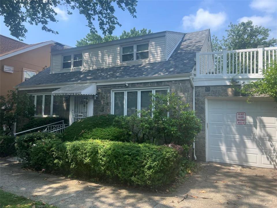 2449 Young Avenue, New York 10469, USA