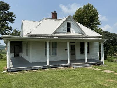 301 N. Fulton St., Edina, Missouri 63537