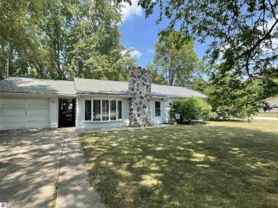 425 Orchard Avenue, Clare, Michigan 48617
