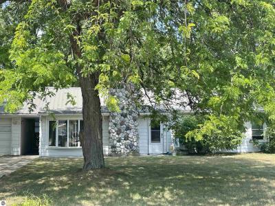 425 Orchard Avenue, Clare, Michigan 48617