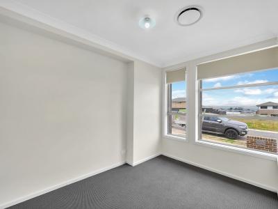 9 Ivanhoe St, Gregory Hills, NSW 2557, Austrália