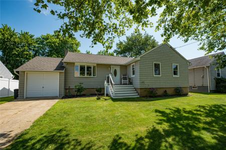 19 Tappan Avenue, Babylon, NY 11702, USA