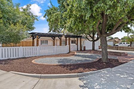 1355 E Birch Avenue, Tulare, Califórnia 93274, Estados Unidos