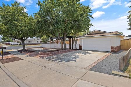 1355 E Birch Avenue, Tulare, Califórnia 93274, Estados Unidos