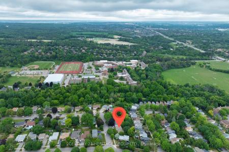 2 HILL DRIVE, Aurora, Ontario L4G 3A6, Kanada