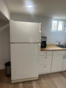 2 CRYSTAL CRESCENT, Toronto, Ontario M8W 2Z7, Canada