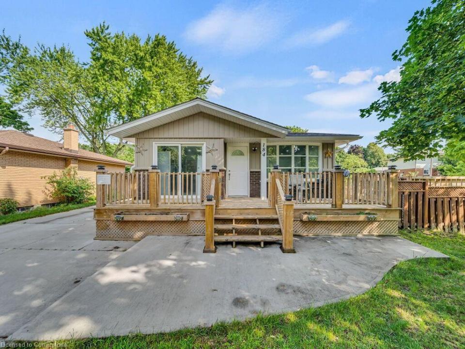 184 CEDARVALE CRESCENT, Waterloo, Ontario N2L 4T2, Canada