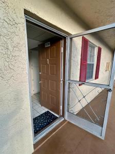 3738 N University Drive #H-2, Coral Springs, Floryda 33065, USA